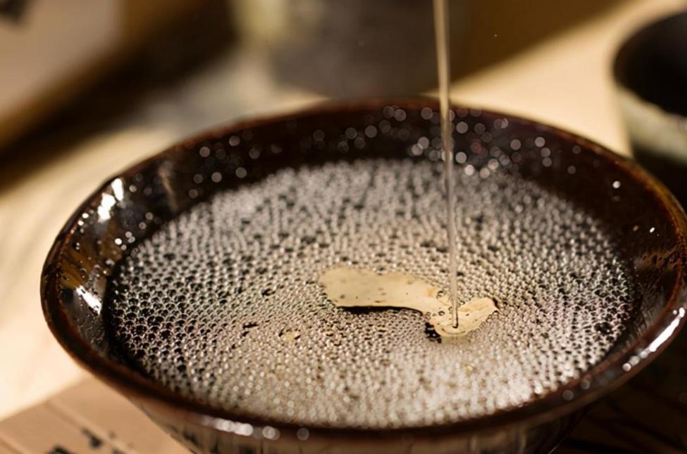 农村酒席无酒不欢，教你3招轻松挑到纯粮酒，好喝不贵