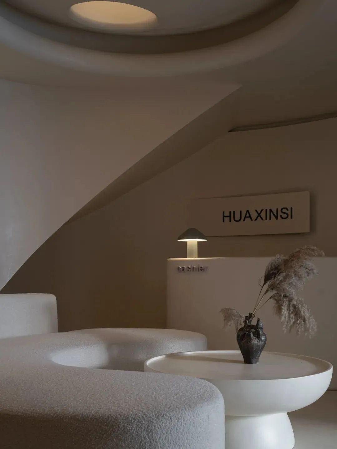 法式奶油风装修美容院,优雅净白空间设计