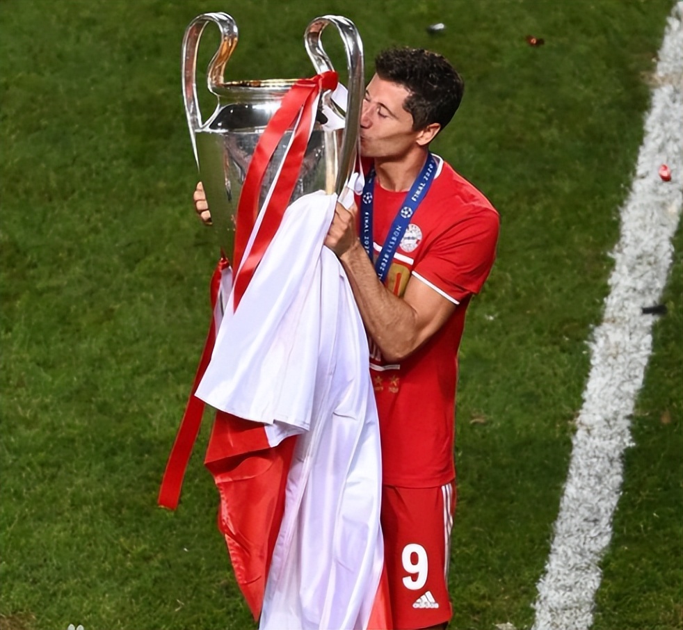 两位锋霸的故事，一个还在场上驰骋，一个坐在了教练席