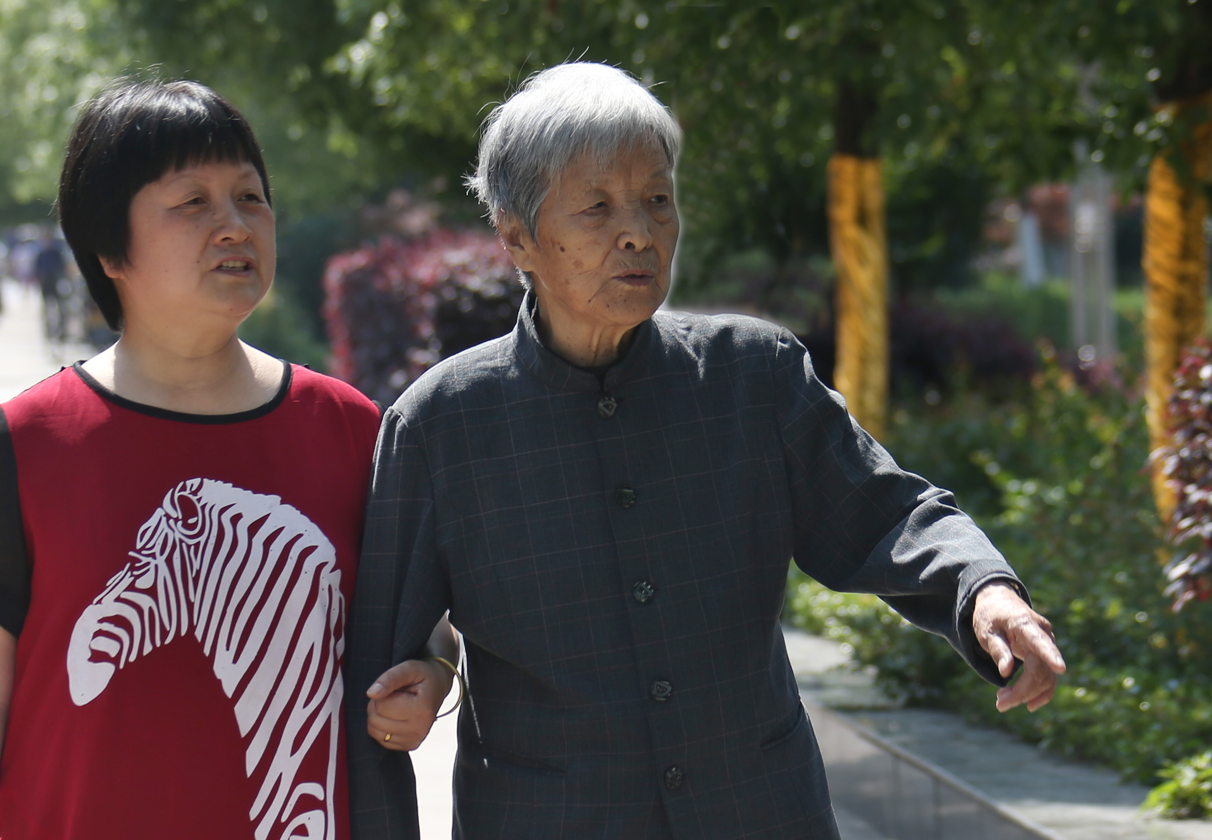 50岁老阿姨在家拍照,70后老阿姨拍照片