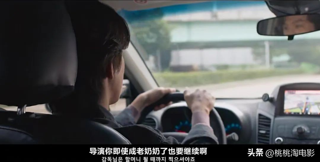 很感动，因为她一直还在坚持