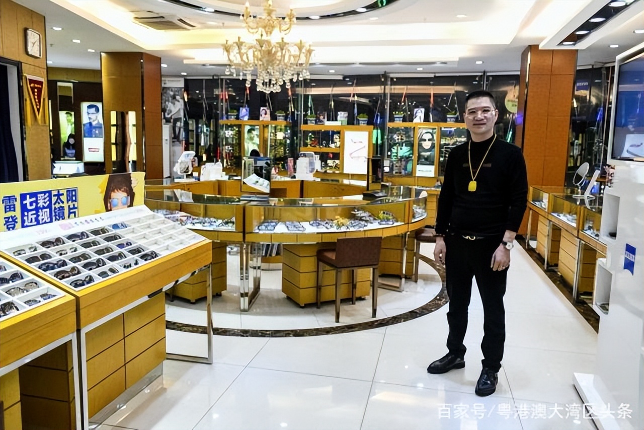 励志：在全国拥有几十家眼镜店的谢世岳，从小学生到明亮使者