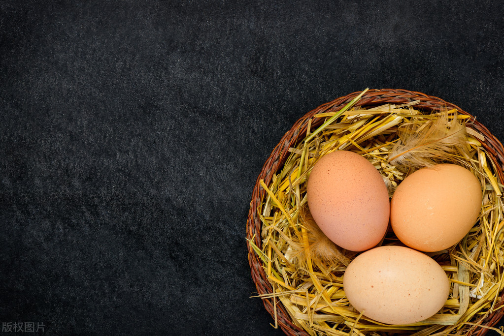 男子吃早餐鸡蛋突然爆炸,男子吃早饭时鸡蛋爆炸