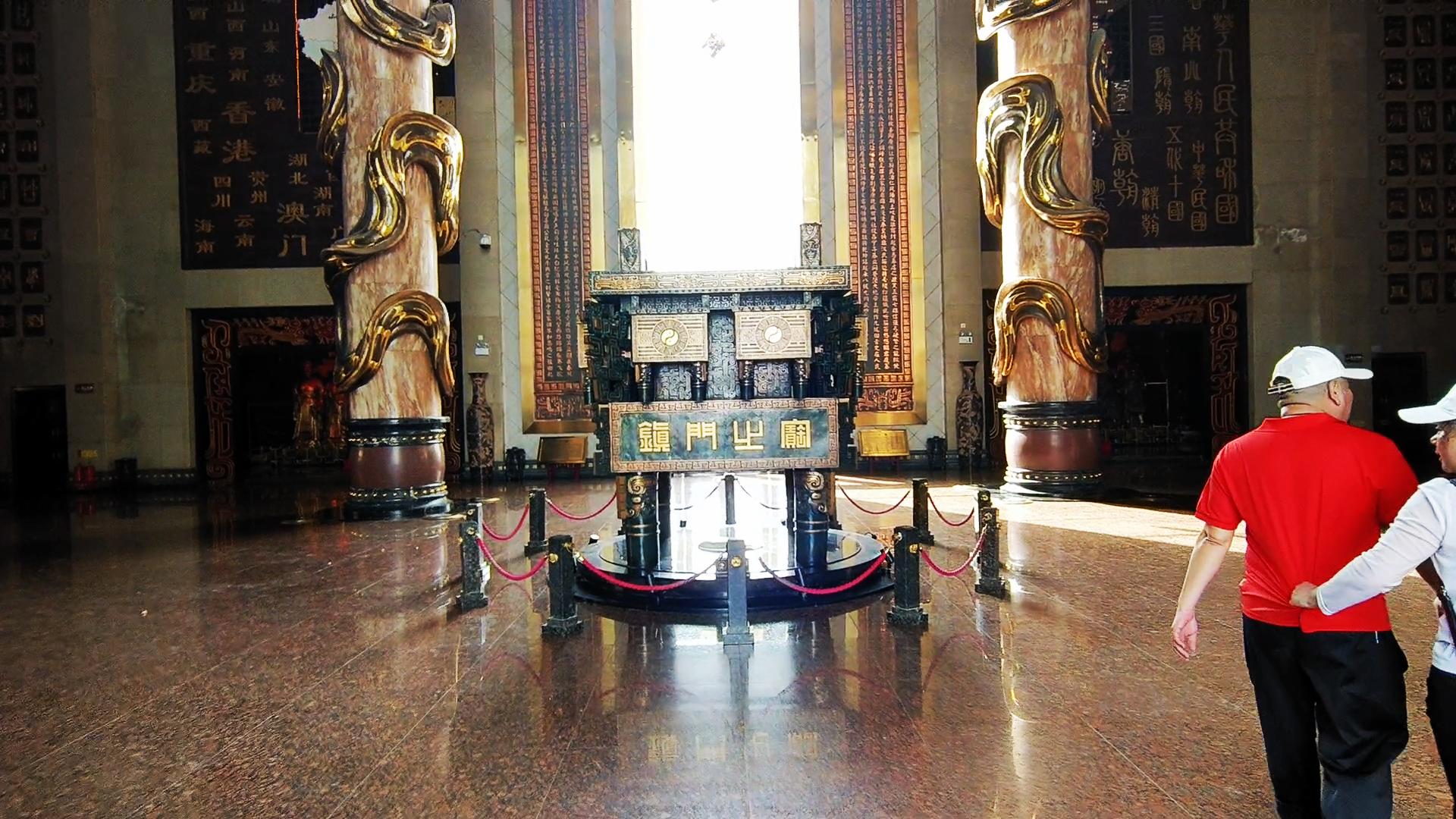 中国第一座门文化旅游景观展现中华民族历史渊源的华夏文明纪念碑