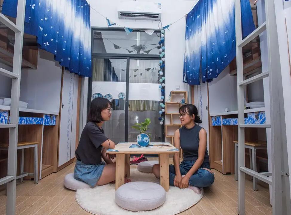 大学女生将用过的卫生巾贴满床，气味很“上头”，室友却忍气吞声