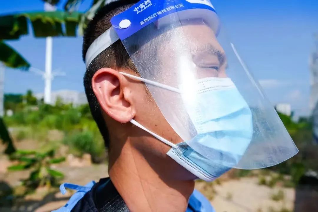 “别动！你手上有条大蜈蚣！”