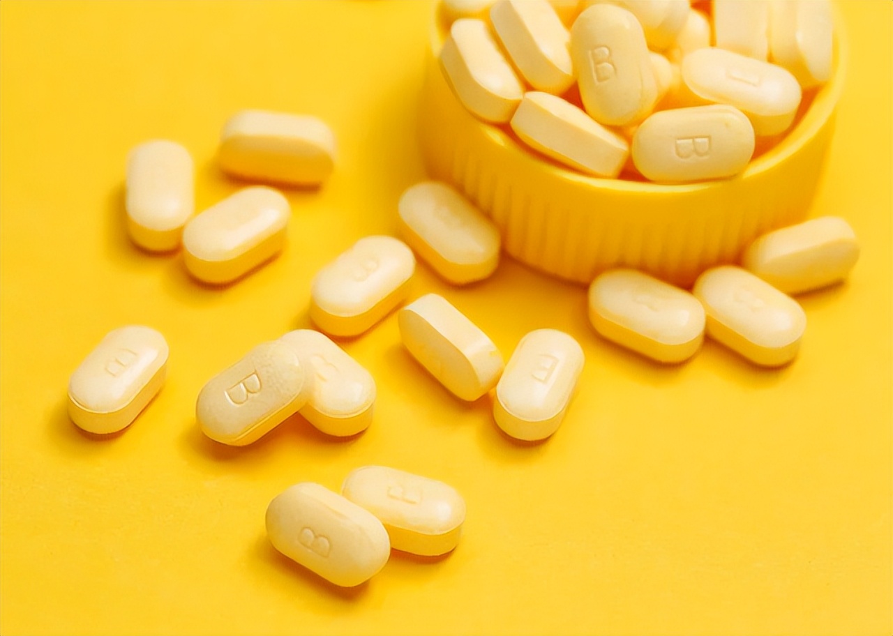 45岁女性每天吃一粒叶酸的危害,女人45岁每天一粒叶酸3个好处