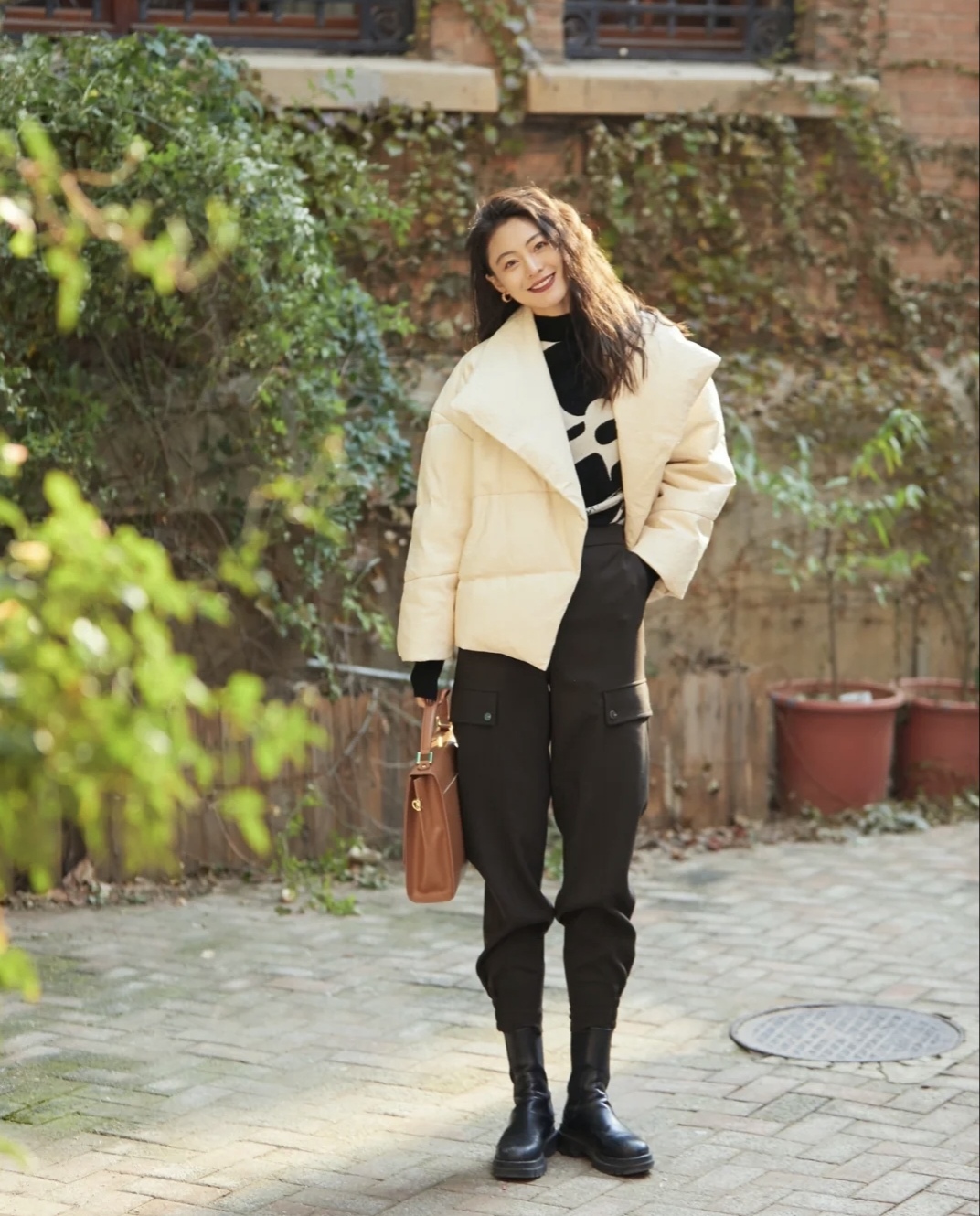 流行的靴子搭配什么衣服图片,中长靴子穿衣搭配图片2020秋冬