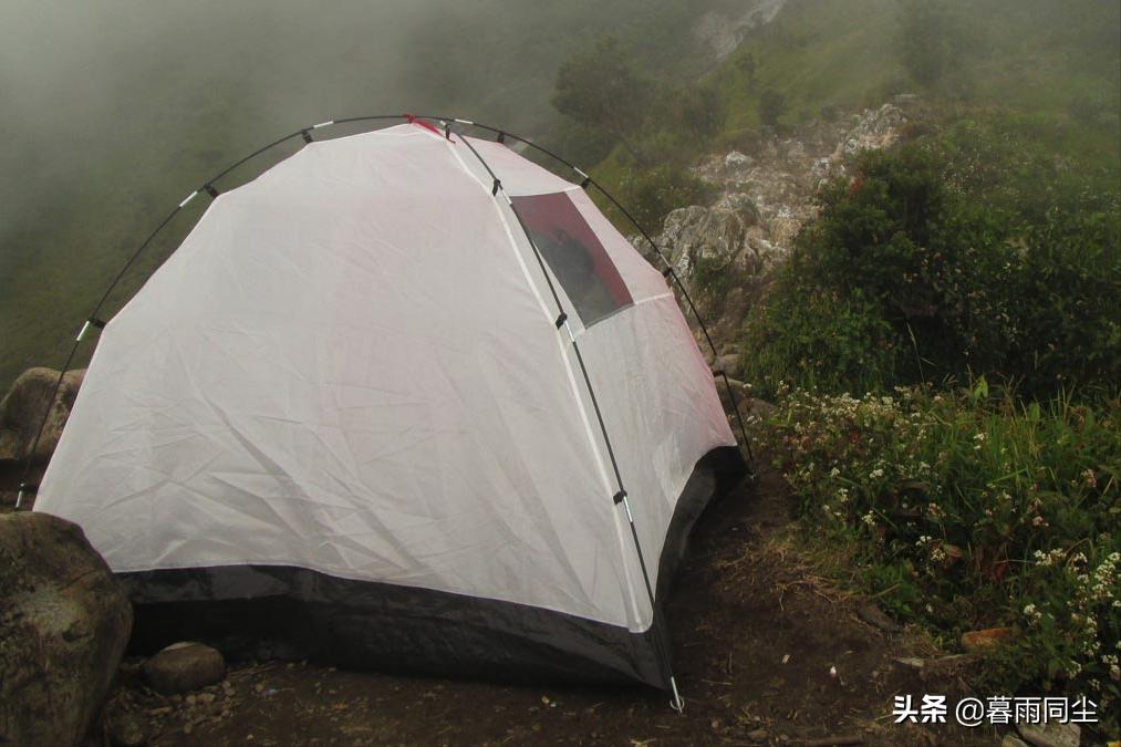 野外遇到暴雨应对方法,户外下雨技巧