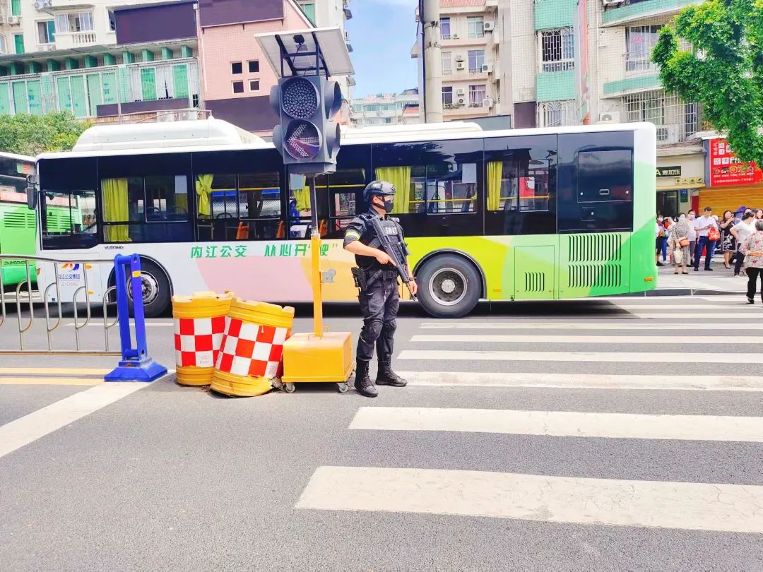 直击2022年内江高考现场！3.2万名考生奔赴考场，考场外的这一幕