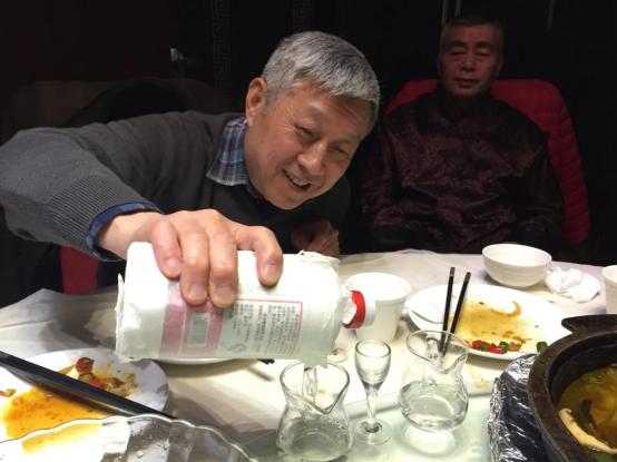 一喝就脸红的人千万别劝酒,喝酒越喝越糊涂的人