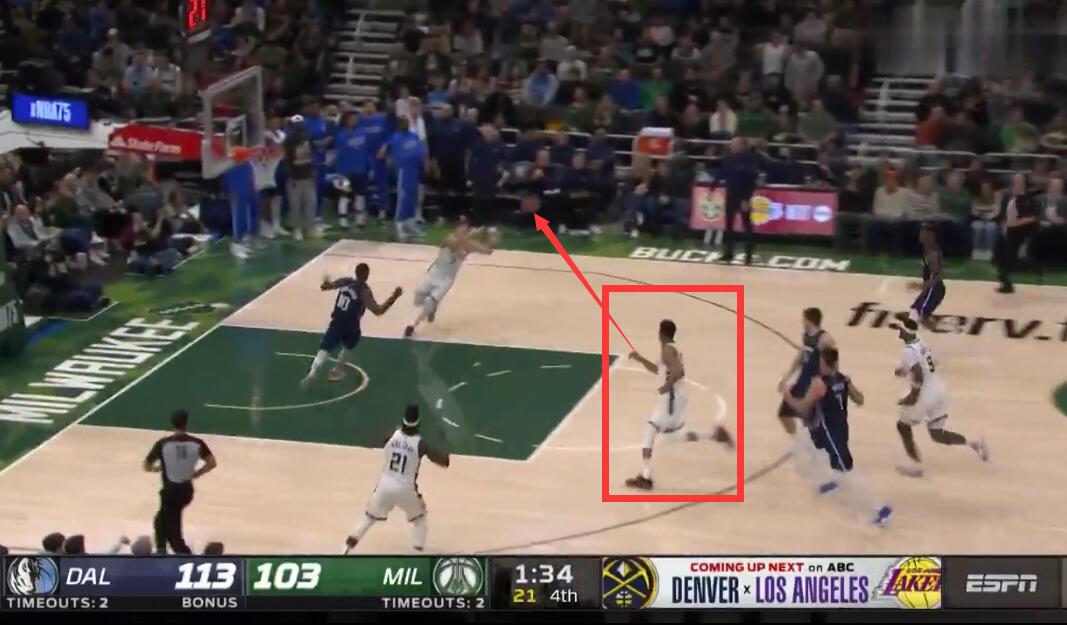 毫不手软给出实力反击字母哥,字母哥无人防守三步半场上篮