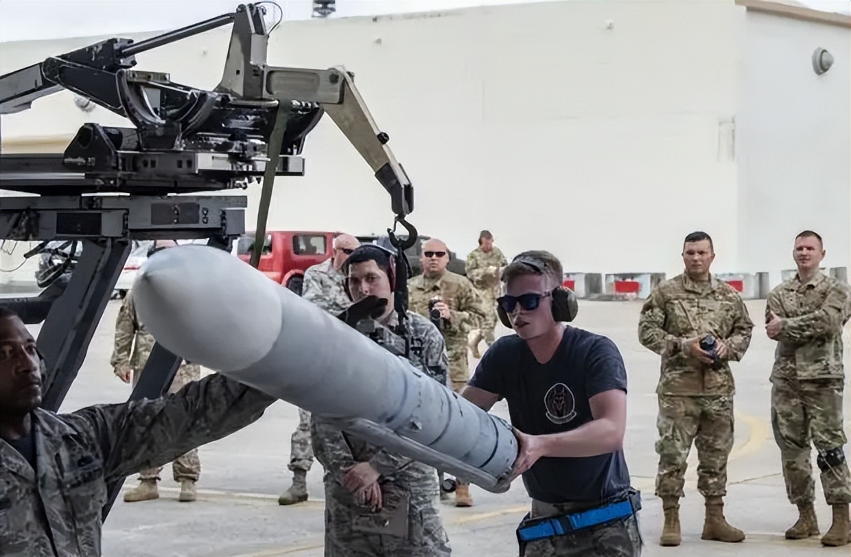 美国阿利伯克3和中国055比较,美国伯克级驱逐舰和055哪个强