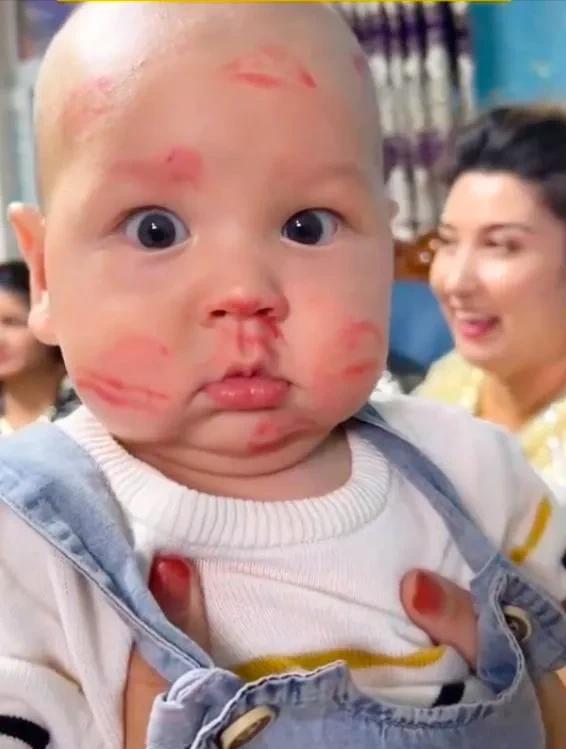 宝宝参加婚礼一脸口红印,宝宝参加婚礼被亲满头口红