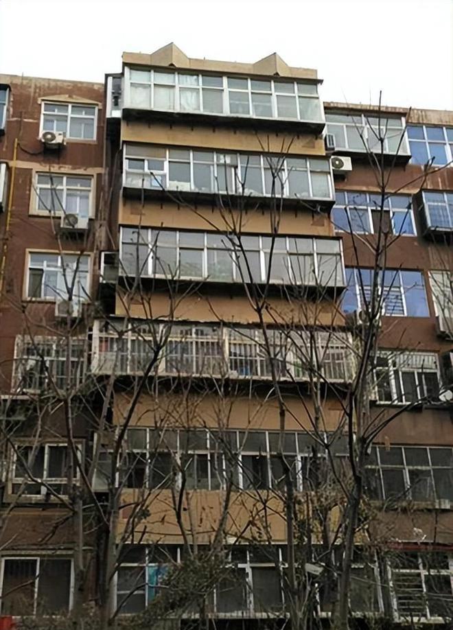 一名男子在海鲜市场买海螺，回家清理的时候发现包里有一个密封圈