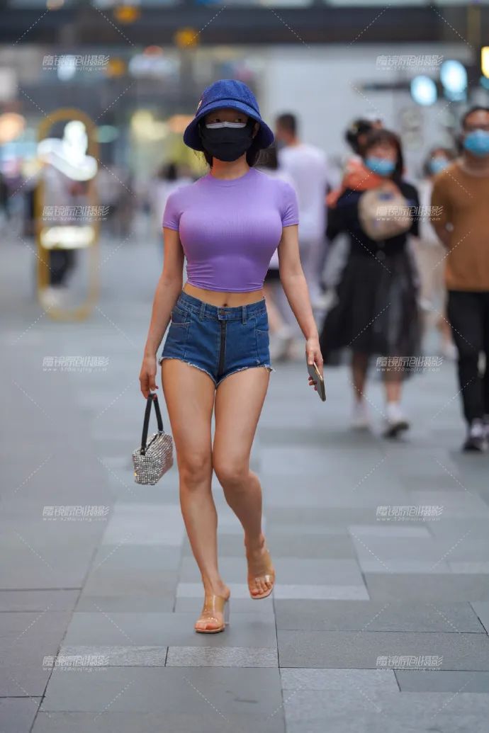 时尚穿搭黑色束腰t恤搭配高跟鞋,果绿色t恤搭配牛仔背带短裤