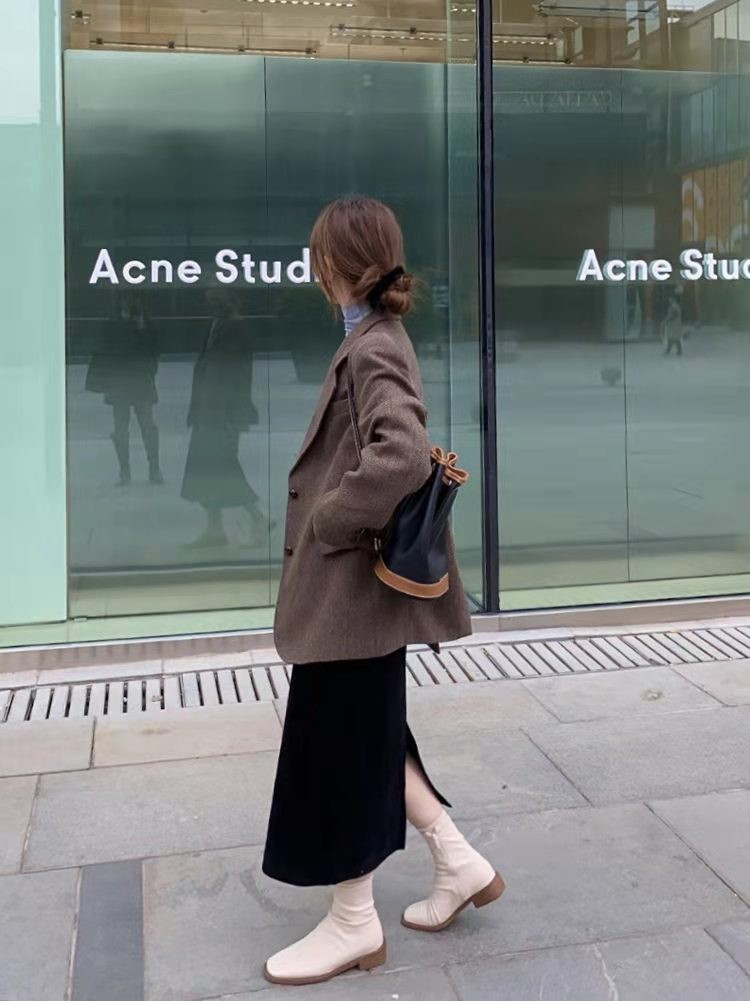 中长款直筒裙如何搭配,春季黑色直筒裙的穿搭方法