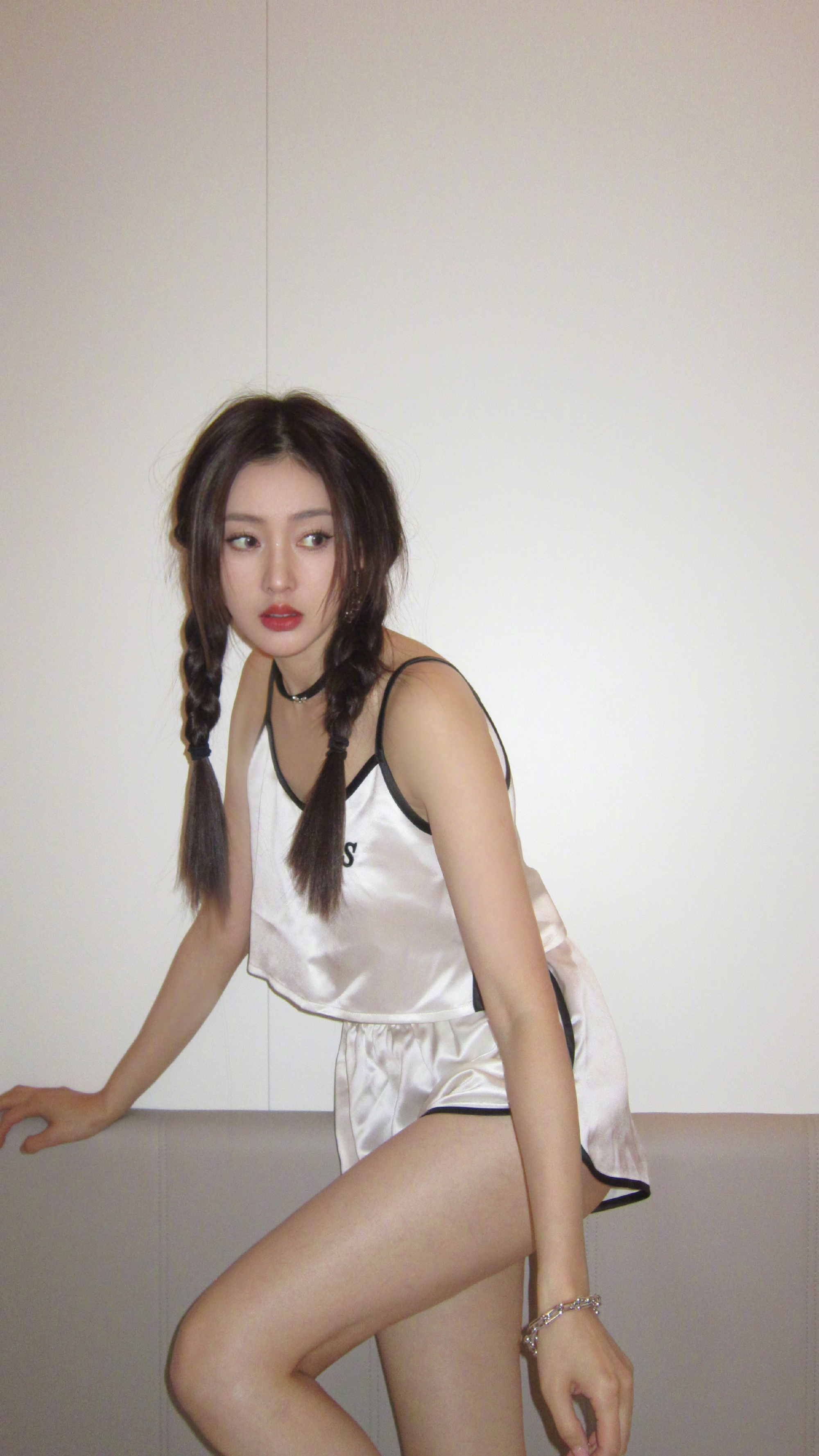 有一种尴尬叫“星二代玩性感”，*裤底**胸部全露，让明星父母都脸红