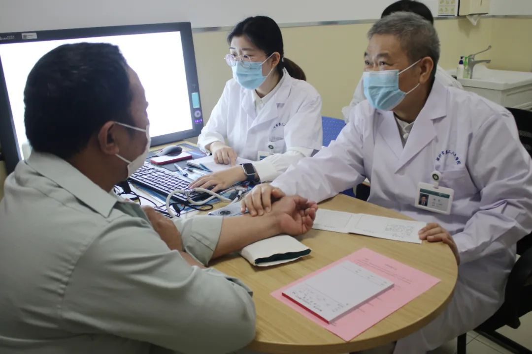 「承岐黄薪火传中医文化」潍坊市第二人民医院成功举办全国名老中医药专家陶凯传承工作室揭牌暨拜师仪式