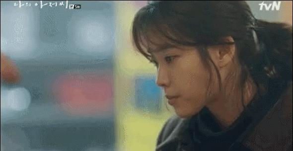 韩国男演员蔡东贤，在剧中被IU扇耳光，他结婚时，IU跑去唱了祝歌