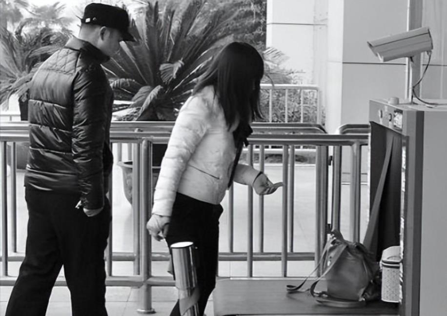 宸插濂冲瓙鎯ㄦ鎴夸腑鍑舵墜娣″畾浣滄,31宀佸コ瀛愯８姝绘ゼ椤舵鎬庝箞鏍蜂簡