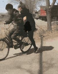 屏幕上出现五条白线什么意思,当屏幕出现五条虚线的时候