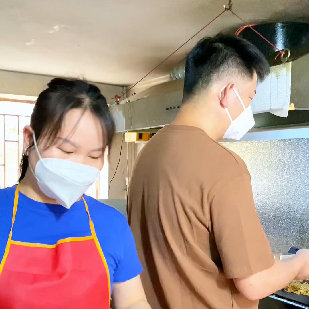 90后夫妻在广州开店，一年收入18万没有双休，五险一金...