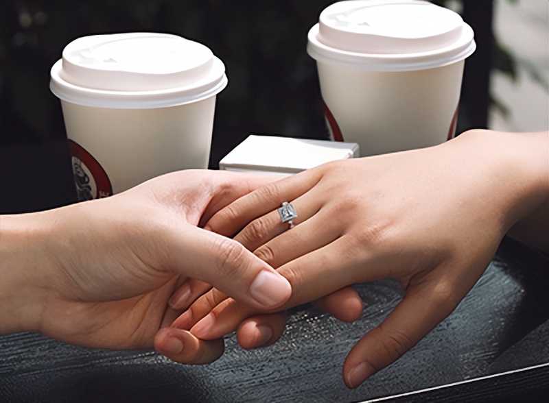 常见的白金戒指价格是多少,黄金戒指和白金戒指哪个更值钱