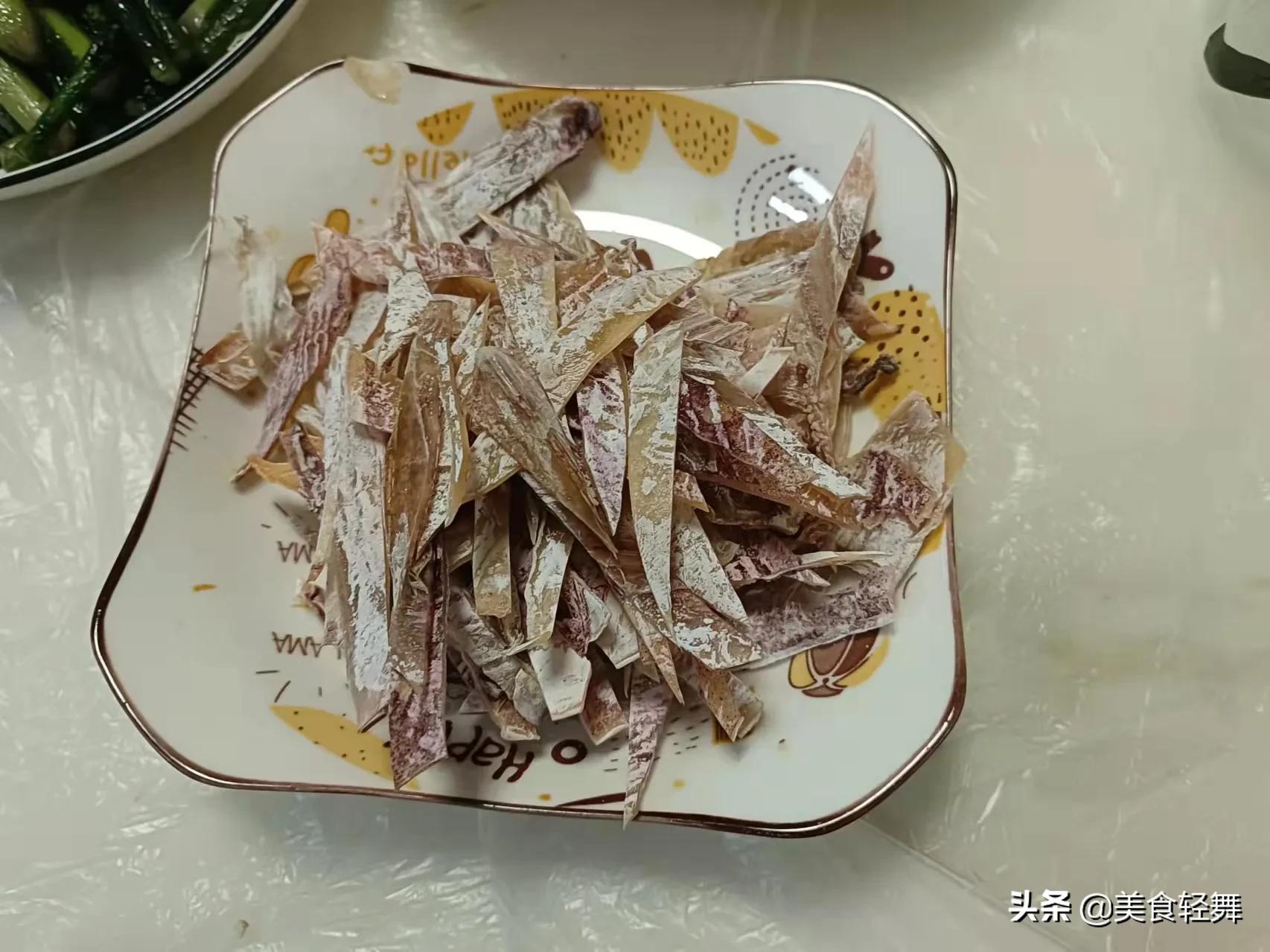 去女友家拜年，妈妈做了13道菜，男友却没敢动筷，网友：太不讲究