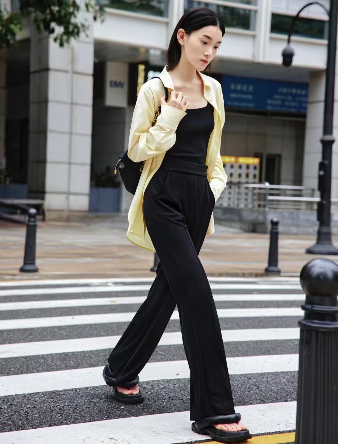 穿黑色裤子配什么色上衣,黑色宽腿裤子配什么上衣