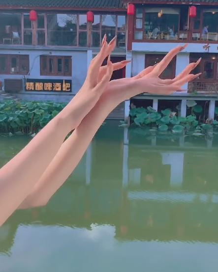 “天下第一舞指”密加：全网最会挣钱的一双手，一场直播赚200万