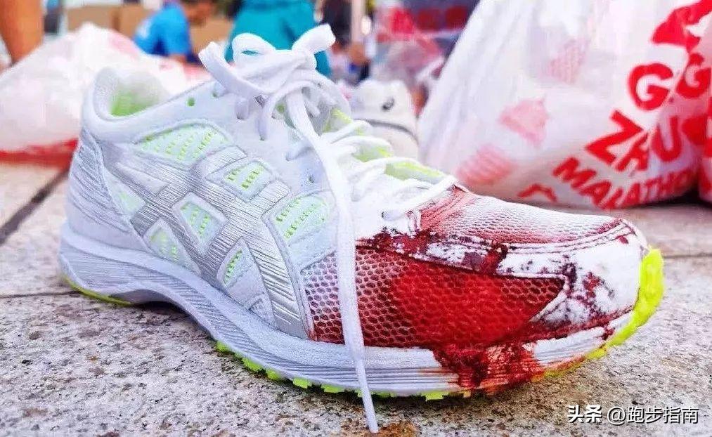 史上最惨！跑到大面积血染背心，大哥为了“破三”拼了！