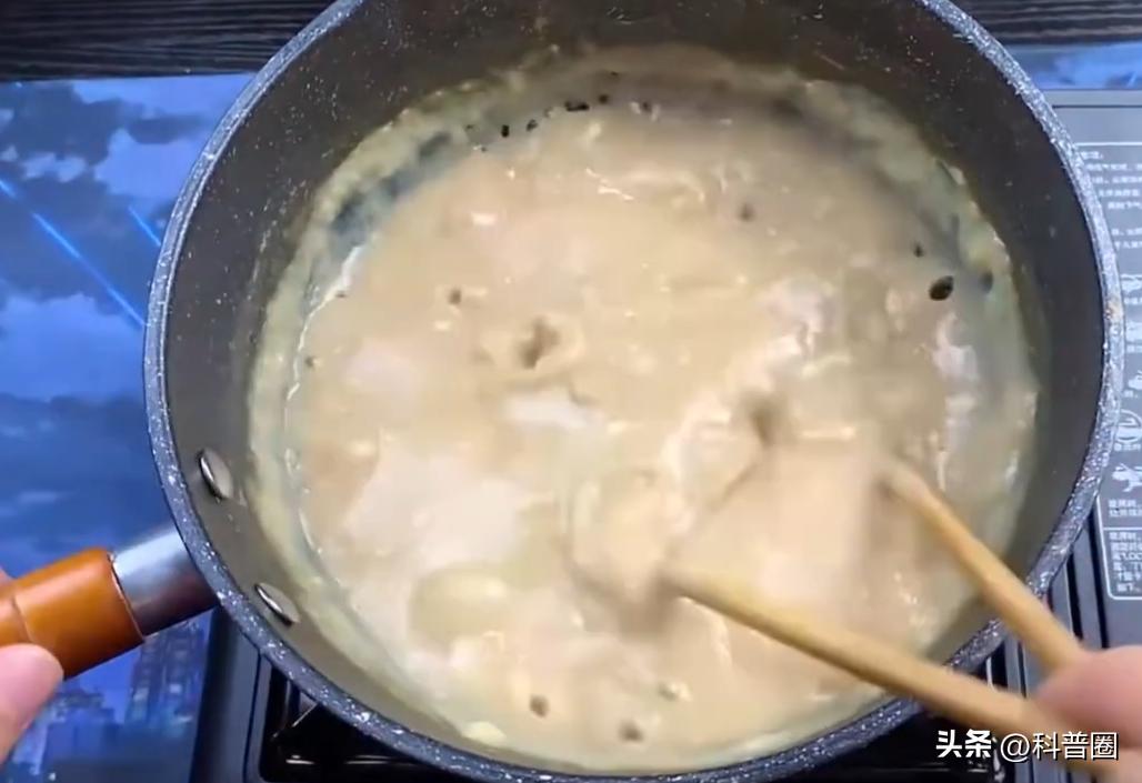 吃一块军用压缩饼干,吃一块军用压缩饼干就能顶一整天