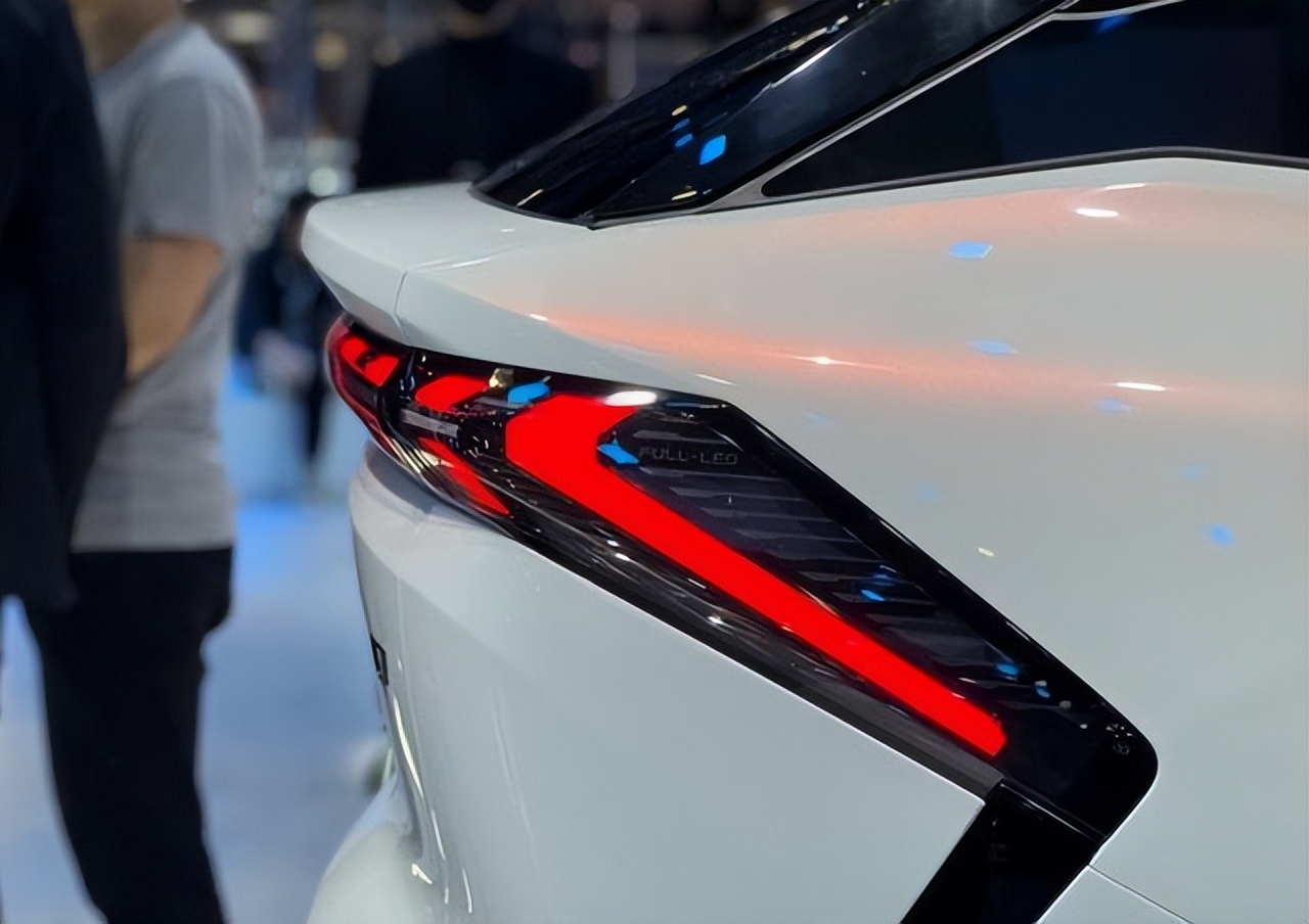 吉利银河l7全新suv棕灰,银河l7宋plusdmi数据对比