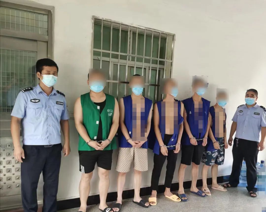 警方通报多人抡酒瓶互殴,自己喝酒摔人家酒瓶被拘留24小时