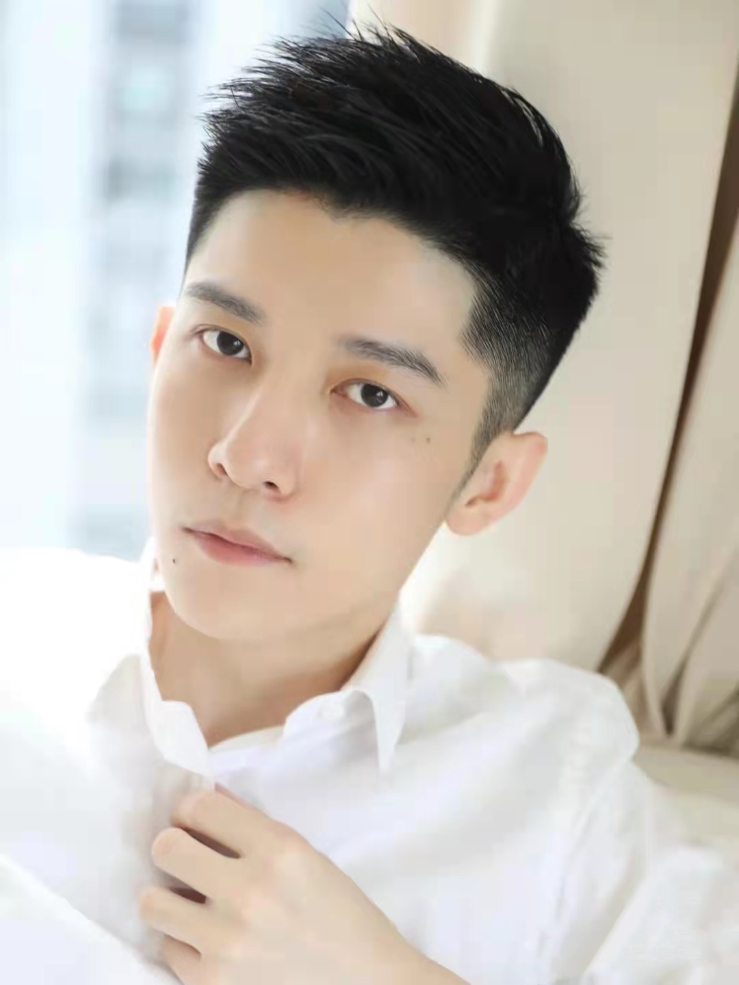 好打理的两边长点的男生短发,简洁明了很立体的男生短发