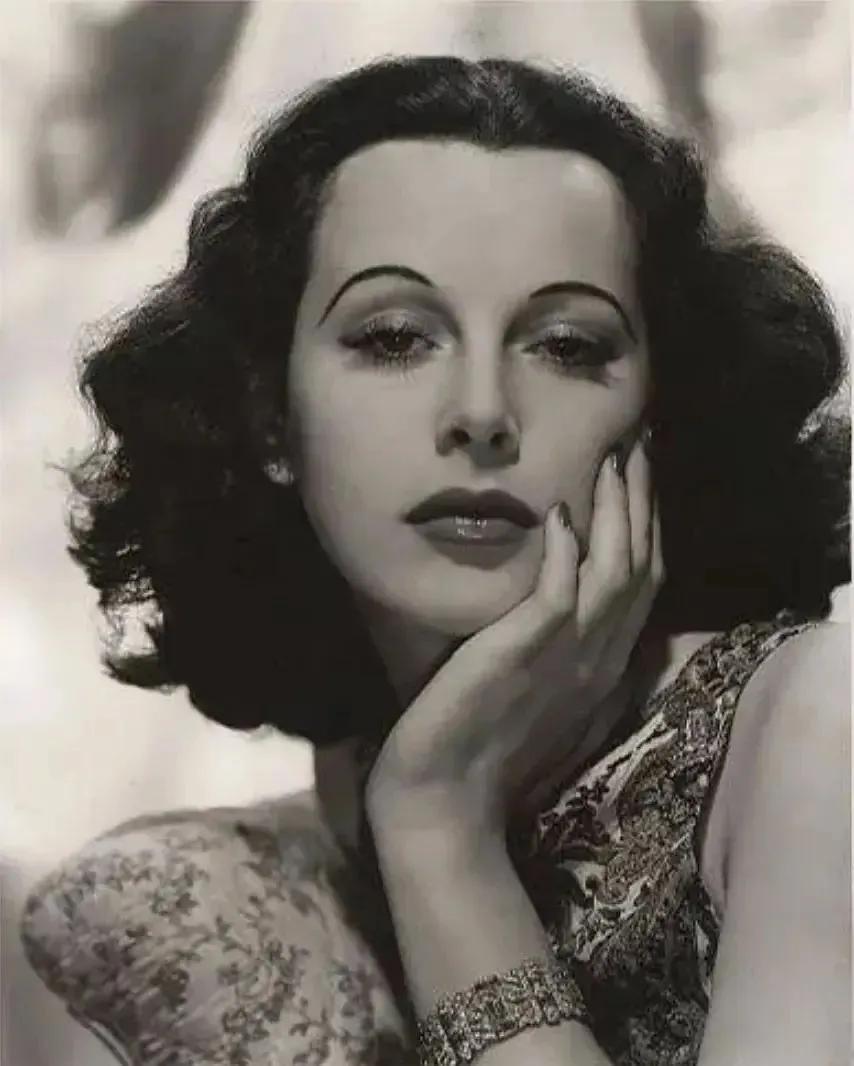 她是全球第一个全裸出镜的美女*星艳**,更是Wi-Fi之母、二战功臣