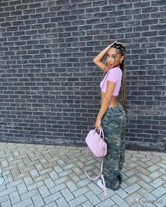 小白看国足,贝林厄姆小球迷回头