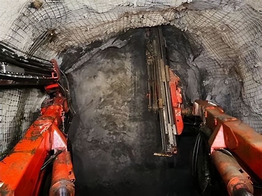 无人问津11年的非洲烂矿，一手烂牌，却被中国打出了“王炸”