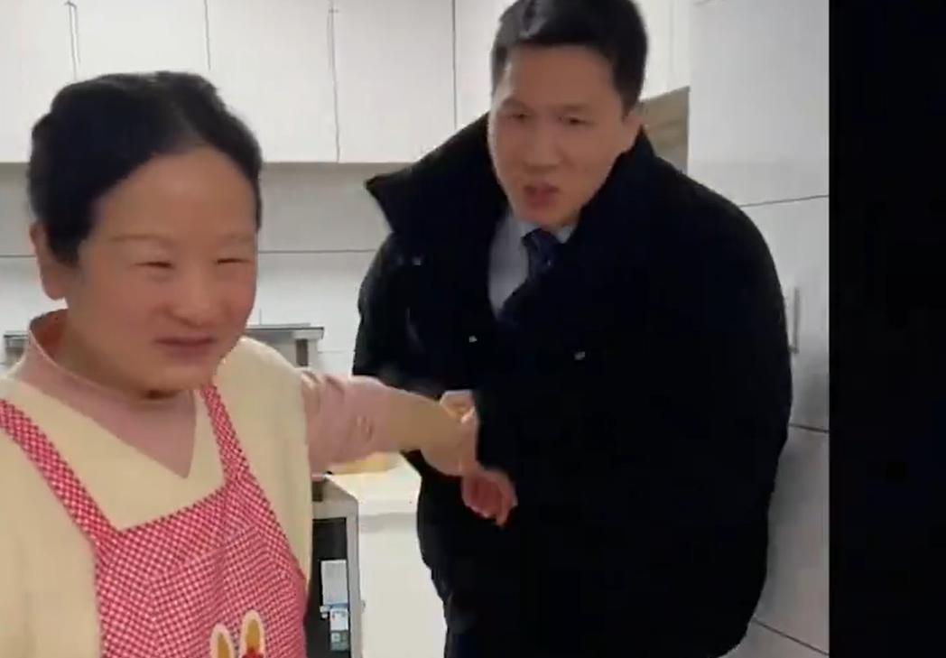 裤子上的油渍被洗掉，浙江女婿搂着丈母娘撒娇：没有你我可怎么办