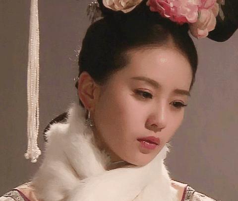 露裤衩引尼姑注意，猪脑导演画风独特！