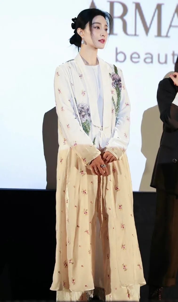 赵露思穿上廉价中国风礼服，俗成了18线网红