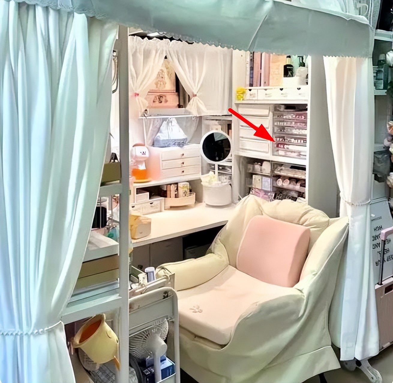 女大学生开学第一天宿舍真实情况,当代女大学生的宿舍生活现状