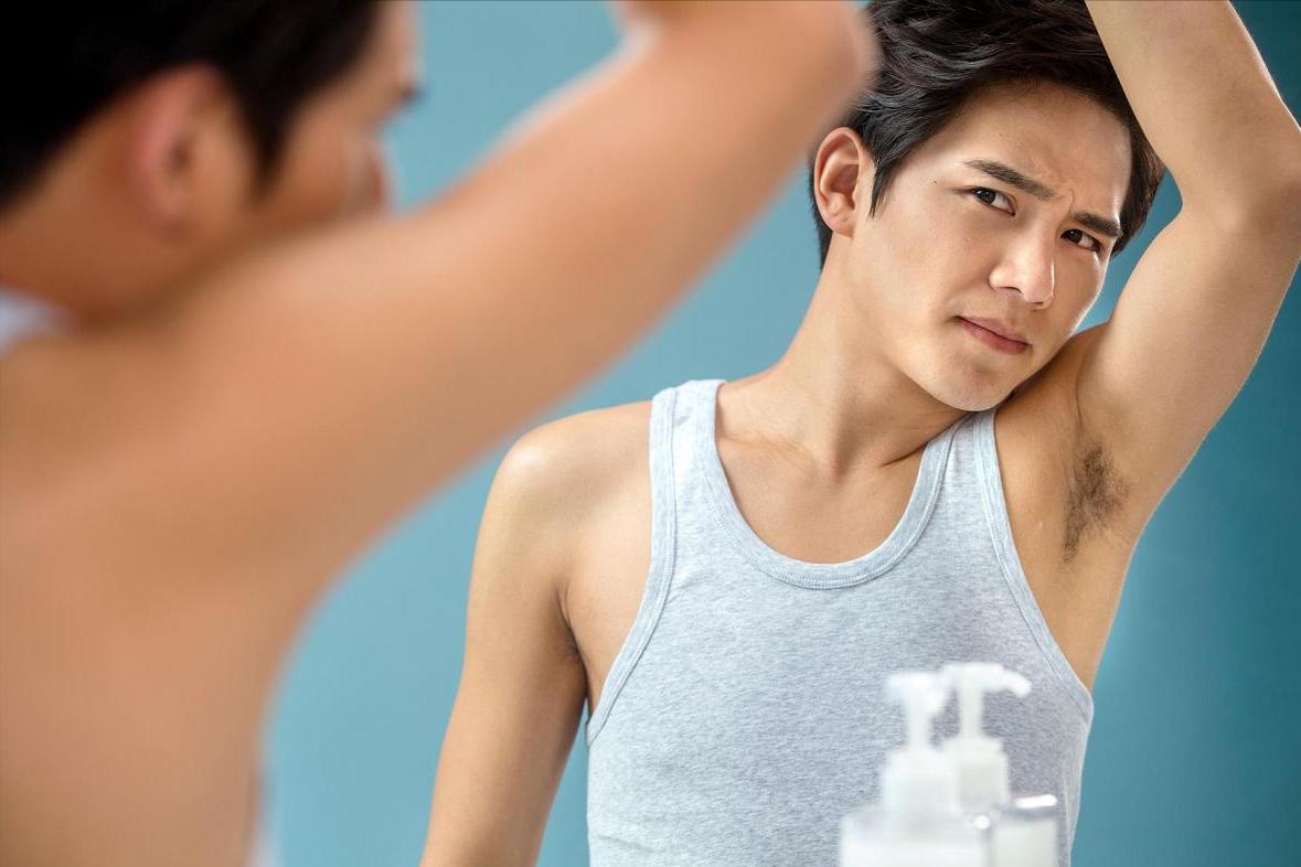 狐臭不敢接近人群，被孤立怎么办？医生：有4种方法减轻狐臭