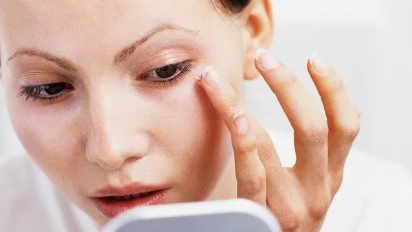如何通过护肤改善眼皱纹,护肤防斑的正确方法