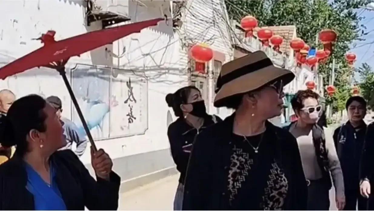 大衣哥签名卖T恤，一件只要19块，被称为最接地气的明星！