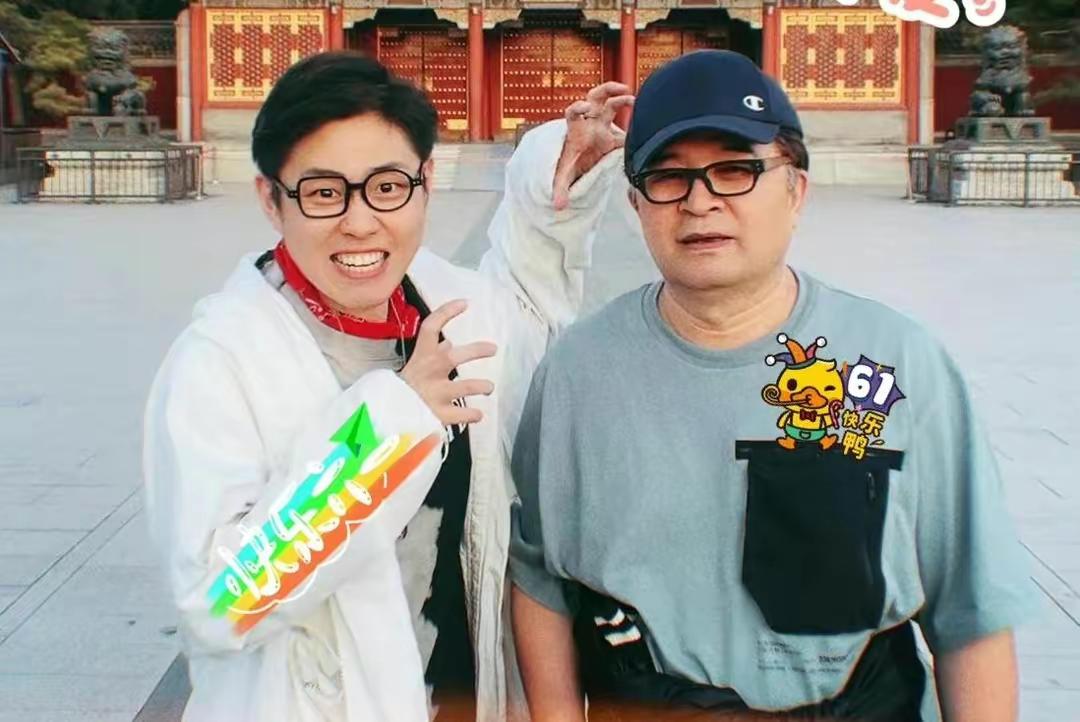 64岁毕福剑现身聚会，翘二郎腿抽烟姿势熟练，与网红合影被挤一旁