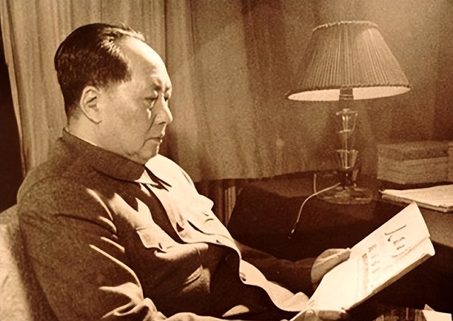 1949年，英舰闯入战区，毛*东泽**回复4*级A**急令：妨碍渡江，均可轰击