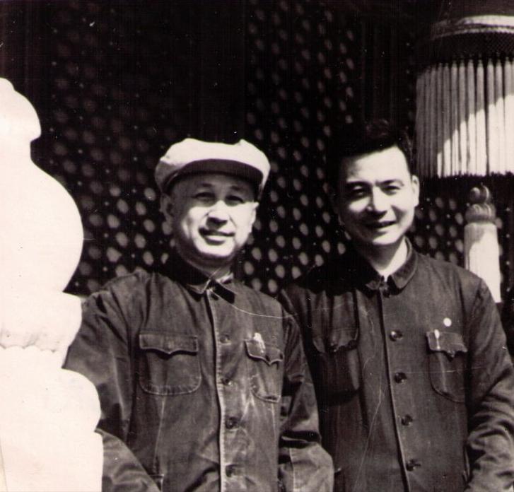 1964年原*弹子**爆炸成功,报纸刊登照片,周总理:把地面裁掉,为何