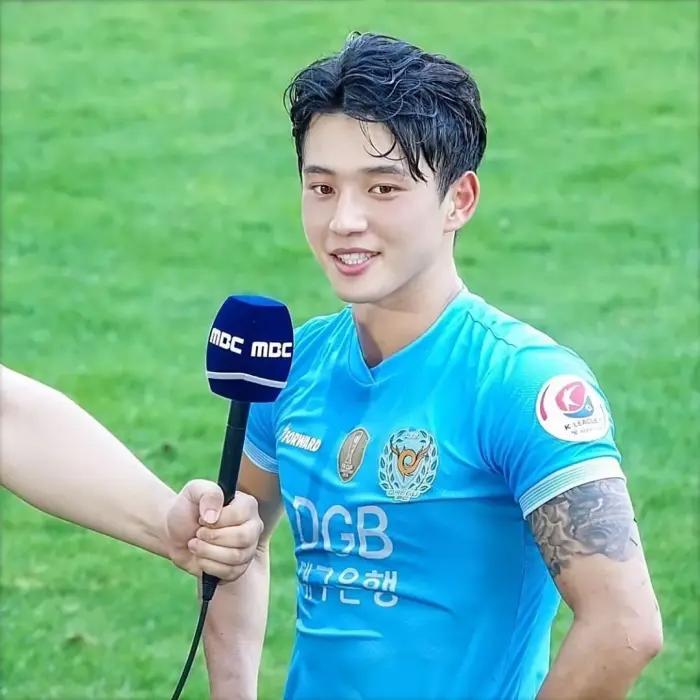 小狼狗腹肌全部视频,小狼狗的腹肌八块